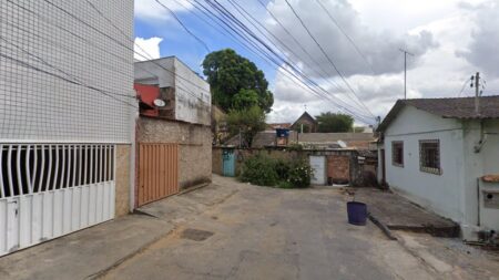 Mulher é morta a tiros pelo companheiro no bairro Calafate, em BH - Foto: Reprodução/Google Street View