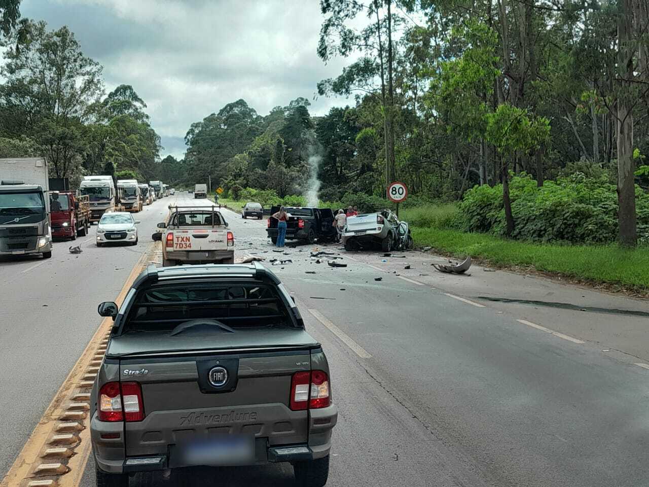 Acidente grave entre carreta e carros deixa morto e feridos na BR-040, em Nova Lima - Foto: Reprodução/Redes Sociais