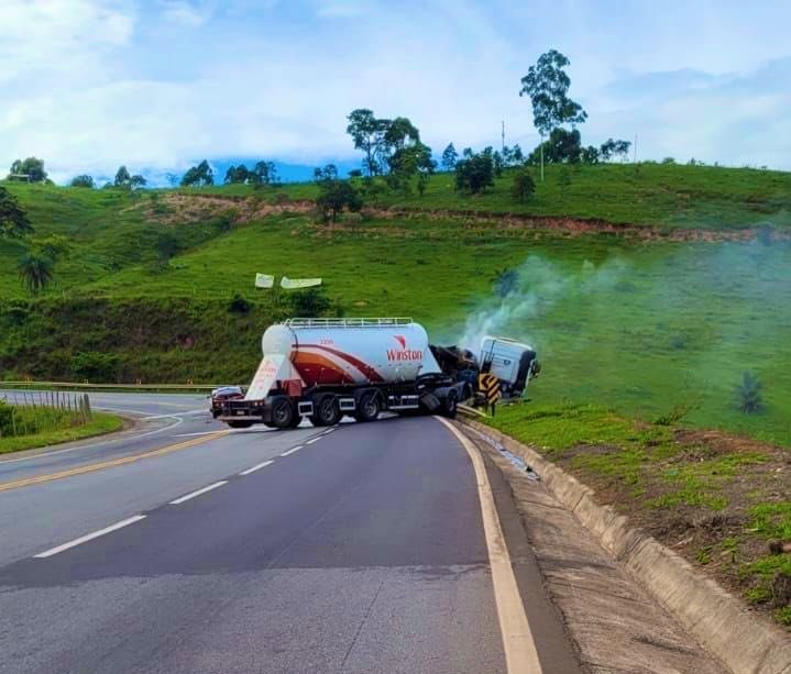 Acidente frontal entre carretas deixa vítimas e bloqueia BR-381, em João Monlevade Acidente frontal entre carretas deixa vítimas e bloqueia BR-381, em João Monlevade - Foto: Reprodução/Redes Sociais