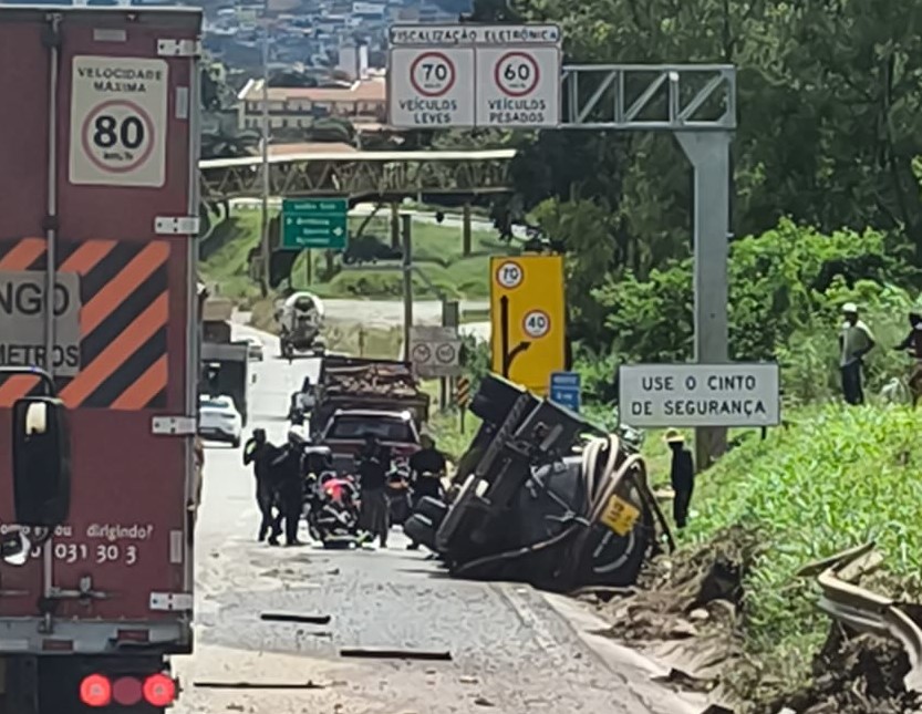 Motorista de caminhão fica ferido após acidente no Anel Rodoviário, em BH - Foto: Reprodução/Redes Sociais