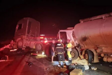 Engavetamento com quatro caminhões mata grávida na BR-365, em MG - Foto: Divulgação/CBMMG