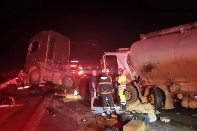 Engavetamento com quatro caminhões mata grávida na BR-365, em MG - Foto: Divulgação/CBMMG
