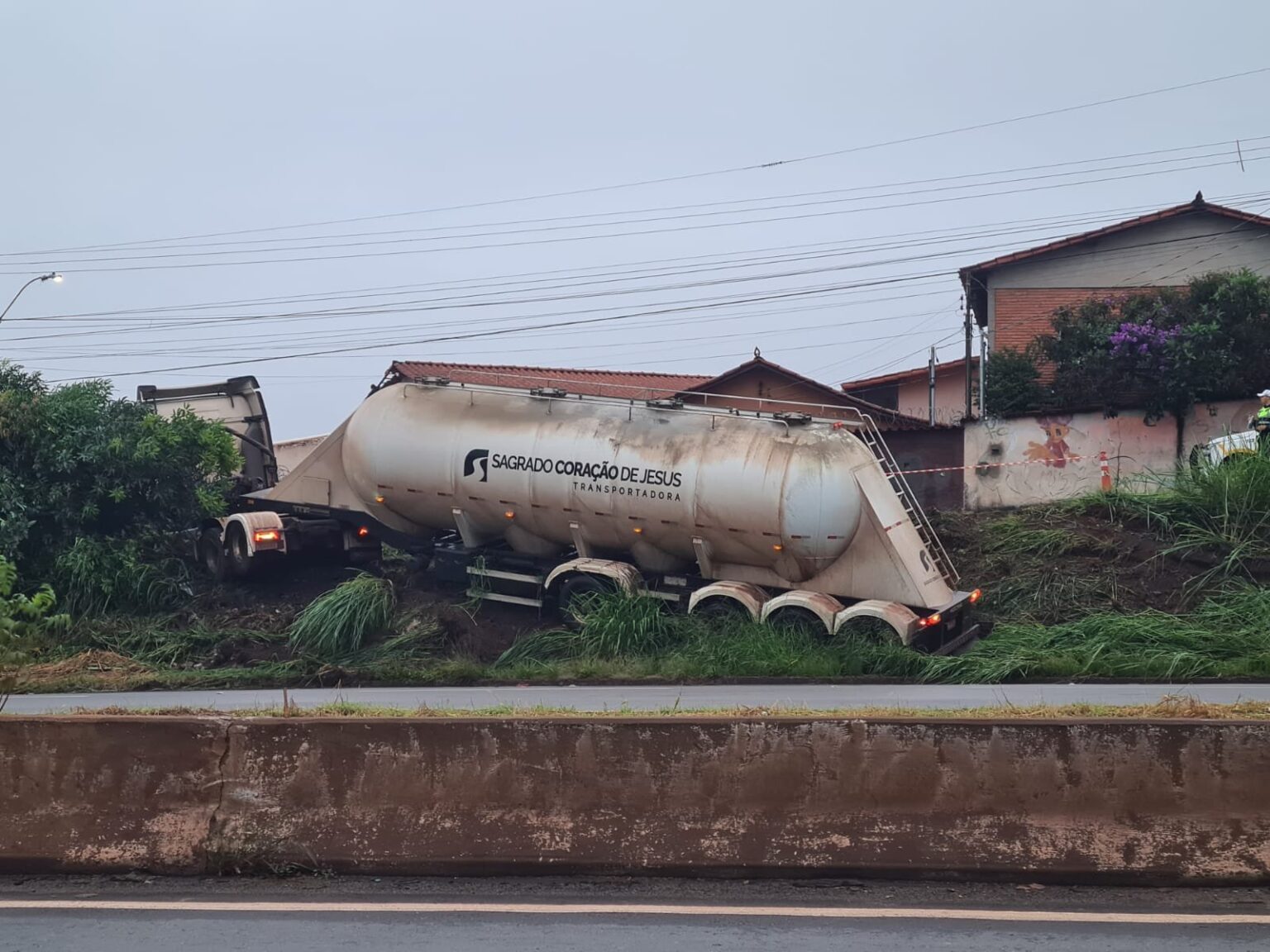 Acidente com carreta interdita parcialmente trecho do Anel Rodoviário, em BH Acidente com carreta interdita parcialmente trecho do Anel Rodoviário, em BH - Foto: Divulgação/BHTrans