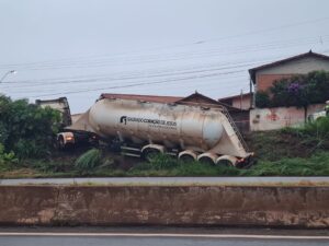 Acidente com carreta interdita parcialmente trecho do Anel Rodoviário, em BH - Foto: Divulgação/BHTrans