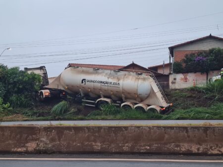 Acidente com carreta interdita parcialmente trecho do Anel Rodoviário, em BH - Foto: Divulgação/BHTrans