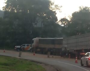 Acidente entre carretas deixa ferido na BR-381, em São Gonçalo do Rio Abaixo Acidente entre carretas deixa ferido na BR-381, em São Gonçalo do Rio Abaixo - Foto: Reprodução/Redes Sociais