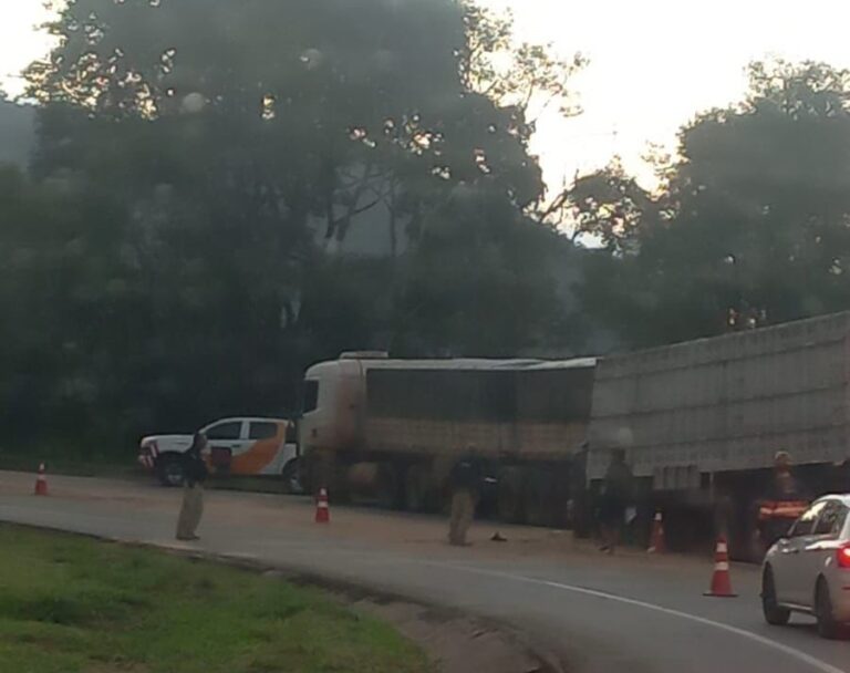 Acidente entre carretas deixa ferido na BR-381, em São Gonçalo do Rio Abaixo - Foto: Reprodução/Redes Sociais