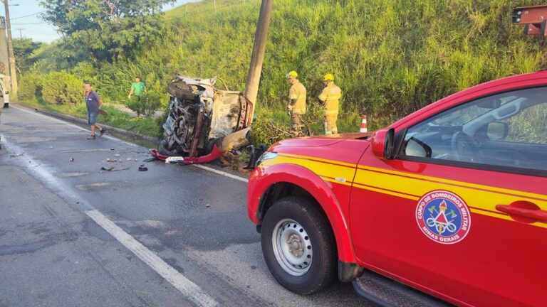 Jovem morre carbonizado após acidente de carro na BR-381, em Ipatinga - Foto: Divulgação/CBMMG
