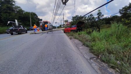 Motorista fica preso às ferragens após carro bater em poste na LMG-808, em Contagem - Foto: Divulgação/CBMMG