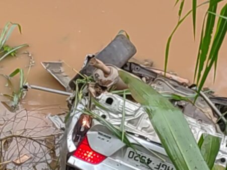 Carro cai em córrego na BR-458 e deixa três mortos em Ipatinga Carro cai em córrego na BR-458 e deixa três mortos em Ipatinga - Foto: Reprodução/Redes Sociais