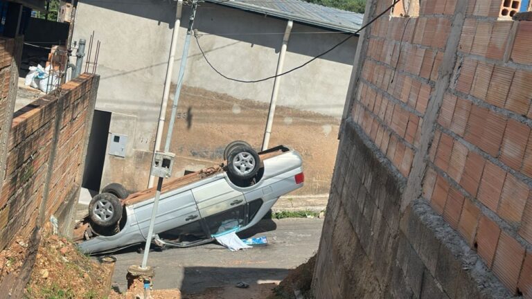 Carro capota e deixa três pessoas feridas em rua de Sabará - Foto: Divulgação/CBMMG