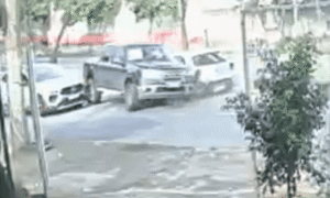 Carro invade contramão e provoca acidente na Avenida Presidente Carlos Luz, em BH - Foto: Reprodução/Câmera de Segurança