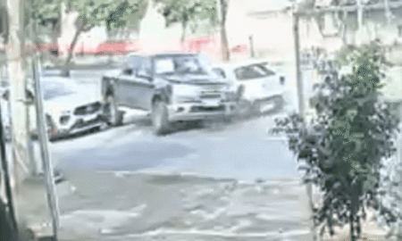 Carro invade contramão e provoca acidente na Avenida Presidente Carlos Luz, em BH - Foto: Reprodução/Câmera de Segurança