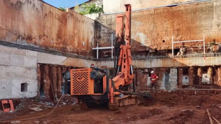 Trabalhador morre após máquina cair durante manutenção em obra em Uberlândia Trabalhador morre após máquina cair durante manutenção em obra em Uberlândia - Foto: Divulgação/Corpo de Bombeiros