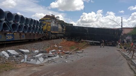 Trem bate em carreta, que atinge carros e deixa um ferido em Carandaí - Foto: Divulgação/Corpo de Bombeiros