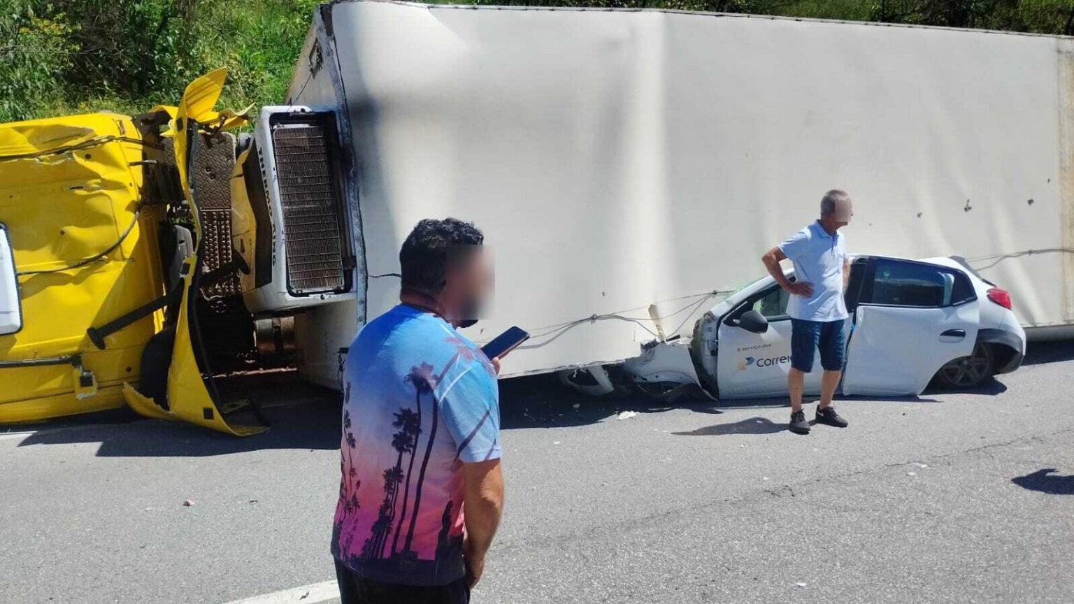 Motorista de carro morre esmagado por carreta na Rodovia Fernão Dias, em Camanducaia - Foto: Reprodução/Redes Sociais
