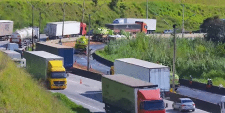Rodovia Fernão Dias segue interditada pelo quinto dia após derramamento de carga Rodovia Fernão Dias segue interditada pelo quinto dia após derramamento de carga - Foto: Divulgação/Arteris