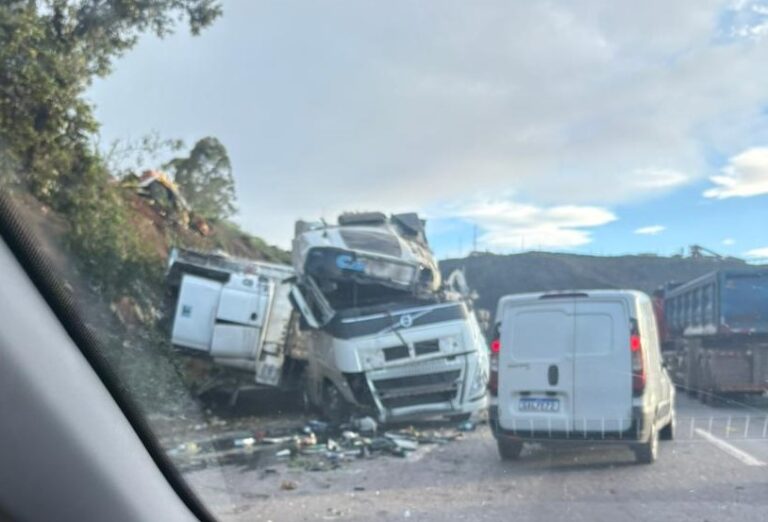 Carreta com mexericas cai em ribanceira e interdita Fernão Dias, na Grande BH Carreta com mexericas cai em ribanceira e interdita Fernão Dias, na Grande BH - Foto: Reprodução/Redes Sociais