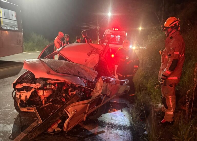 Motorista de carro morre após acidente frontal com ônibus em Juiz de Fora Motorista de carro morre após acidente frontal com ônibus em Juiz de Fora - Foto: Divulgação/CBMMG