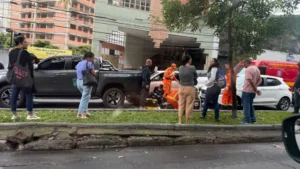 Motorista passa mal ao volante, bate em carro e morre na Avenida do Contorno, em BH - Foto: Reprodução