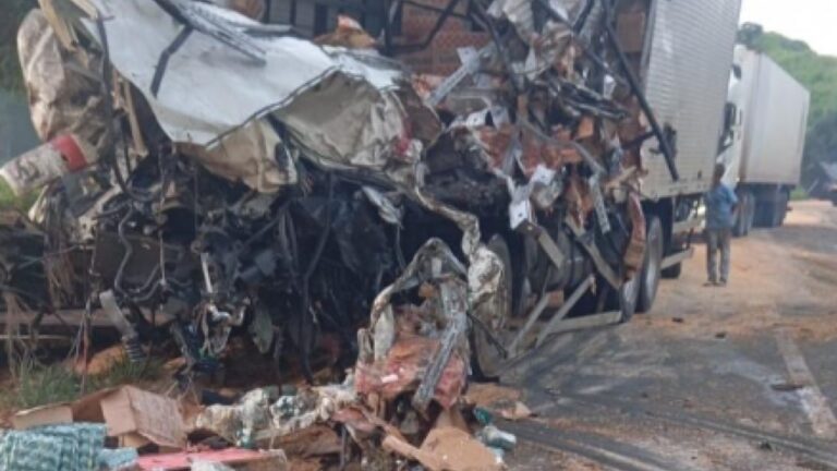Acidente com três carretas deixa um morto e interdita BR-262 em MG - Foto: Reprodução