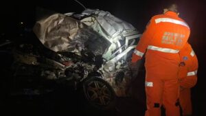 Duas pessoas morrem em colisão frontal entre carro e carreta na BR-364 em Frutal - Foto: Divulgação/Corpo de Bombeiros