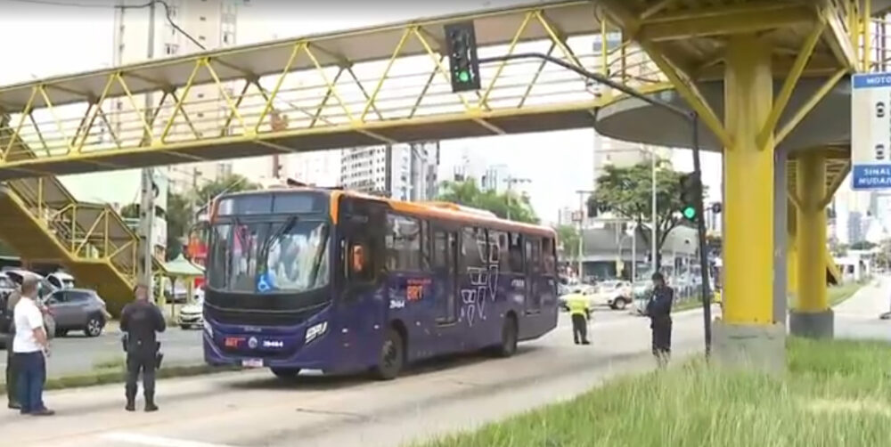 Mulher é atropelada por ônibus do Move na Avenida Cristiano Machado, em BH - Foto: Reprodução/TV Globo