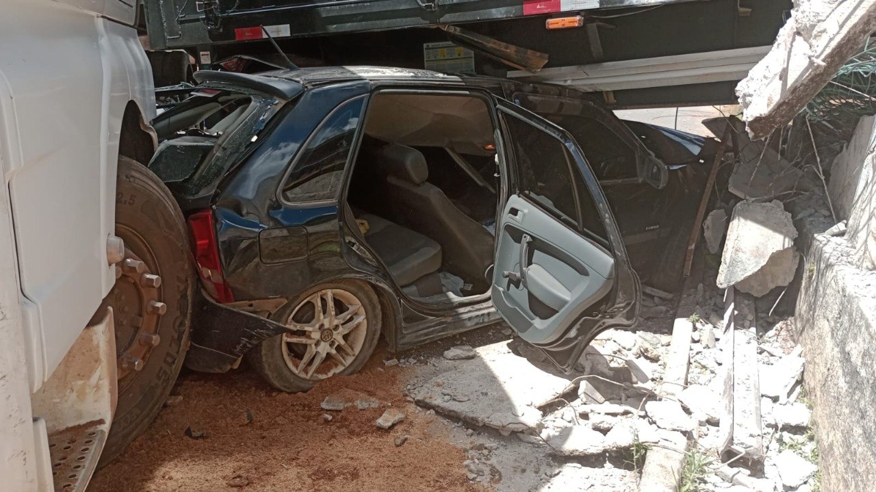 Trem bate em carreta, que atinge carros e deixa um ferido em Carandaí 1 Trem bate em carreta, que atinge carros e deixa um ferido em Carandaí - Foto: Divulgação/CBMMG