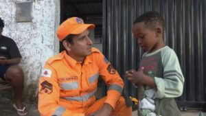 Menino soterrado em deslizamento reencontra bombeiro que salvou sua vida em Juiz de Fora - Foto: Reprodução/TV Globo