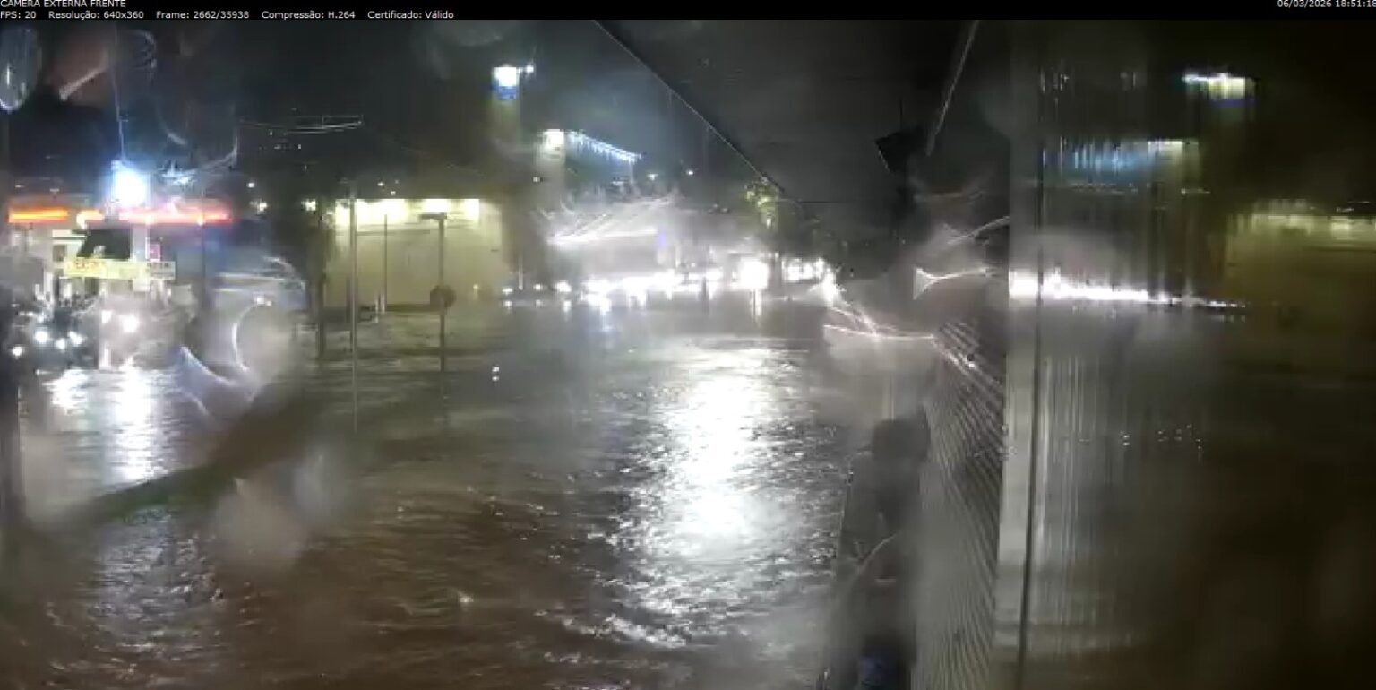 Avenidas de BH são interditadas por risco de alagamento após chuva forte Avenidas de BH são interditadas por risco de alagamento após chuva forte - Foto: Divulgação/BHTrans