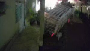 Caminhão de gás desgovernado destrói muro de casa em Betim após guincheiro embriagado soltar cabo de aço - Foto: Reprodução