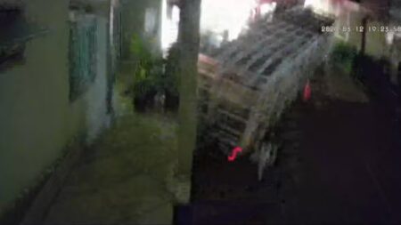 Caminhão de gás desgovernado destrói muro de casa em Betim após guincheiro embriagado soltar cabo de aço - Foto: Reprodução