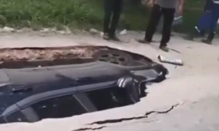 Carro é engolido por cratera em rua de Contagem - Foto: Reprodução