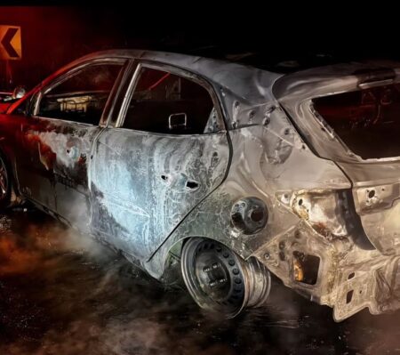 Dois corpos carbonizados são encontrados em carro na BR-040, na Grande BH - Foto: Divulgação