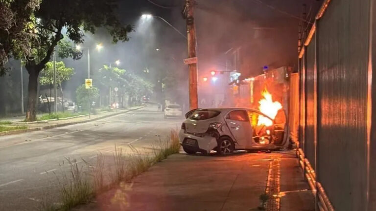 Homem é preso após roubar carro, bater em poste e provocar incêndio em BH - Foto: Reprodução