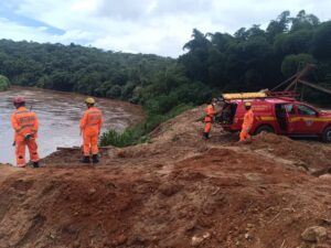 Corpo é achado preso em draga de areia no Rio das Velhas, em Jaboticatubas - Foto: Divulgação/Corpo de Bombeiros