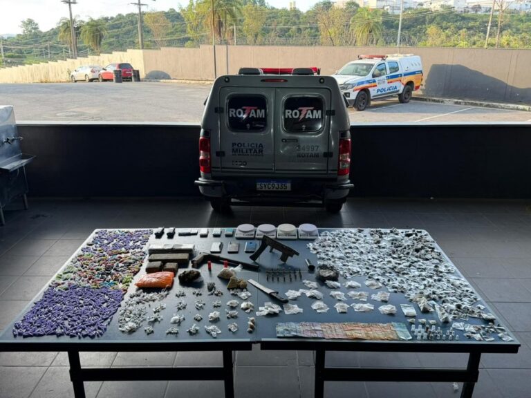 Suspeito de integrar facção é preso com armas e drogas em Ribeirão das Neves Suspeito de integrar facção é preso com armas e drogas em Ribeirão das Neves - Foto: Divulgação/PMMG