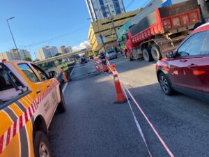 Afundamento no asfalto interdita faixa e causa congestionamento na Cristiano Machado, em BH - Foto: Divulgação/BH Mobilidade