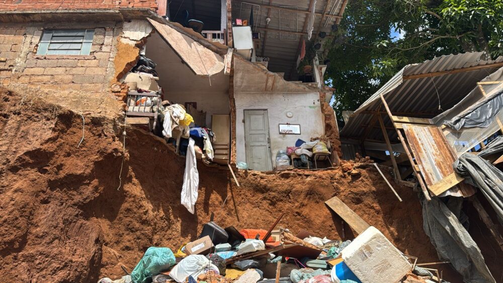 Desabamento de casa deixa uma pessoa ferida em Juiz de Fora Desabamento de casa deixa uma pessoa ferida em Juiz de Fora - Foto: Divulgação/Corpo de Bombeiros