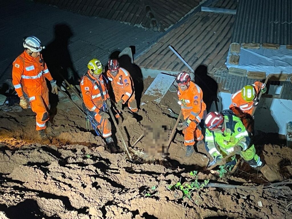 Desabamento de casas mata pai, mãe e filho de 7 anos em Mendes Pimentel (MG) - Foto: Divulgação/CBMMG