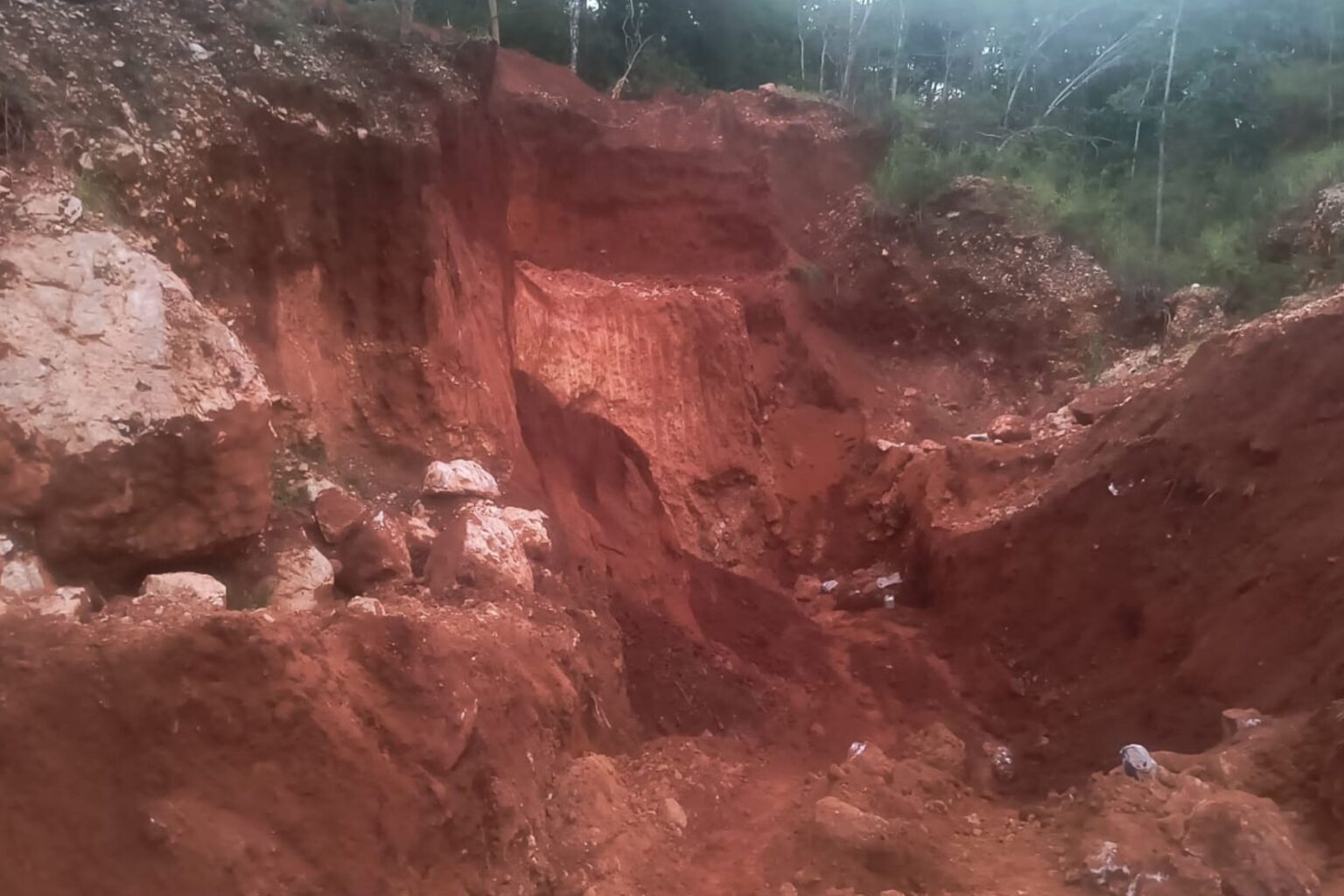 Dois homens morrem soterrados em área de garimpo em Santo Hipólito (MG) Dois homens morrem soterrados em área de garimpo em Santo Hipólito (MG) - Foto: Reprodução