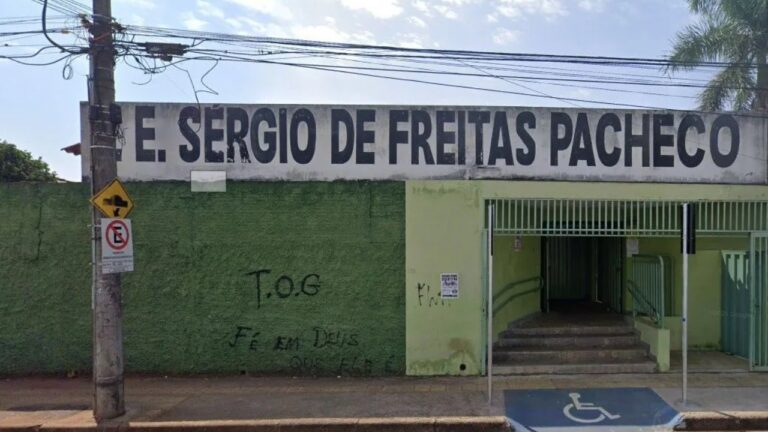 Aluno é esfaqueado por colega dentro de escola em Uberlândia Aluno é esfaqueado por colega dentro de escola em Uberlândia - Foto: Reprodução