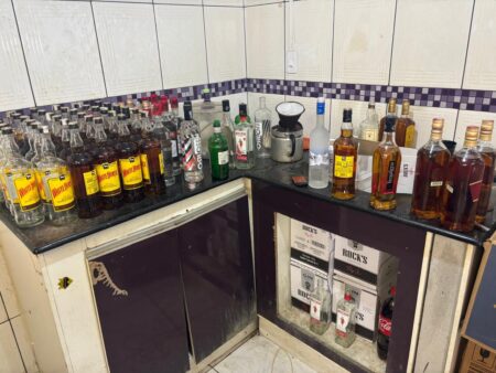 Fábrica clandestina de bebidas alcoólicas é fechada no Barreiro, em BH - Foto: Divulgação/PMMG