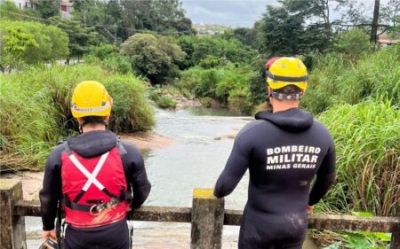 Bombeiros procuram homem arrastado por enxurrada em córrego de Barbacena - Foto: Divulgação/Corpo de Bombeiros
