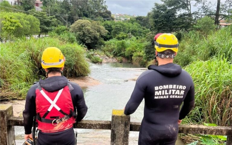 Bombeiros procuram homem arrastado por enxurrada em córrego de Barbacena - Foto: Divulgação/Corpo de Bombeiros
