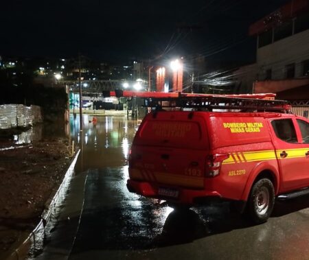 Dois homens ficam ilhados em posto na Avenida Cristiano Machado, em BH - Foto: Divulgação/CBMMG