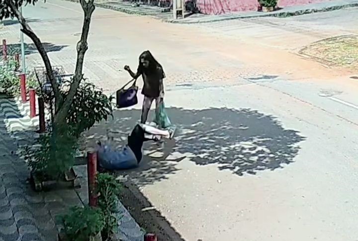 VÍDEO: Idoso de 92 anos é furtado por mulher que ofereceu ajuda em Mateus Leme Idoso de 92 anos é furtado por mulher que ofereceu ajuda em Mateus Leme - Foto: Reprodução/Redes Sociais