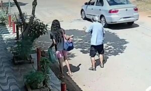 VÍDEO: Idoso de 92 anos é furtado por mulher que ofereceu ajuda em Mateus Leme Idoso de 92 anos é furtado por mulher que ofereceu ajuda em Mateus Leme - Foto: Reprodução/Redes Sociais