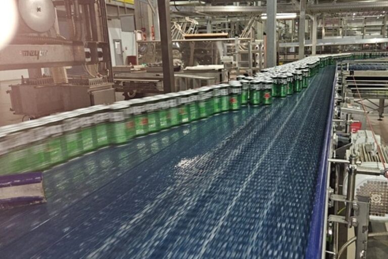Cervejaria atinge primeiro milhão de hectolitros Carga de cerveja é saqueada após carreta tombar na BR-040, na Zona da Mata - Foto: Reprodução
