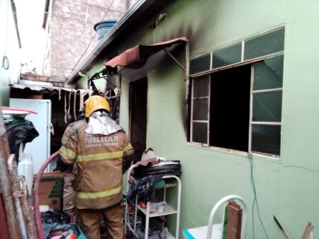 Homem morre após incêndio atingir casa em Ribeirão das Neves - Foto: Divulgação/CBMMG